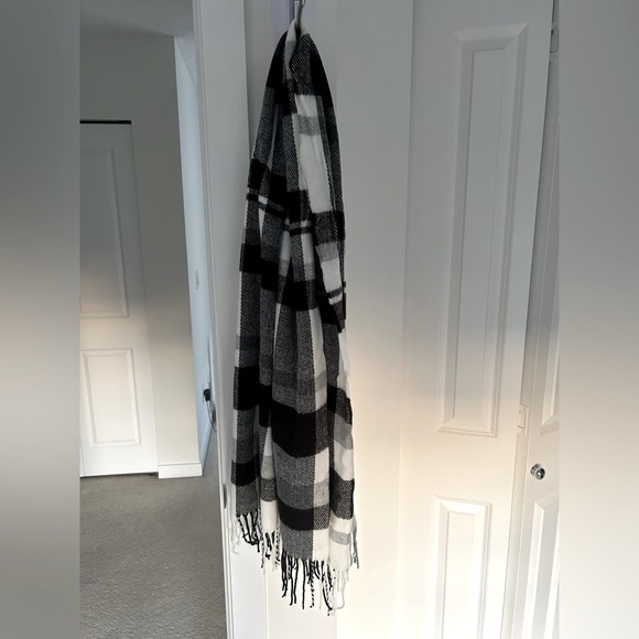 NWOT Reitmans Scarf - Picture 3 of 4